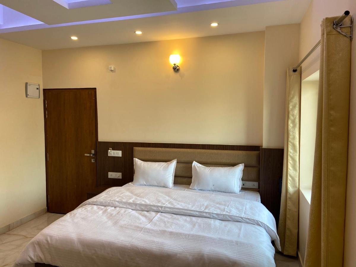 Hotel Tulsi Villa Дехрадун Екстериор снимка